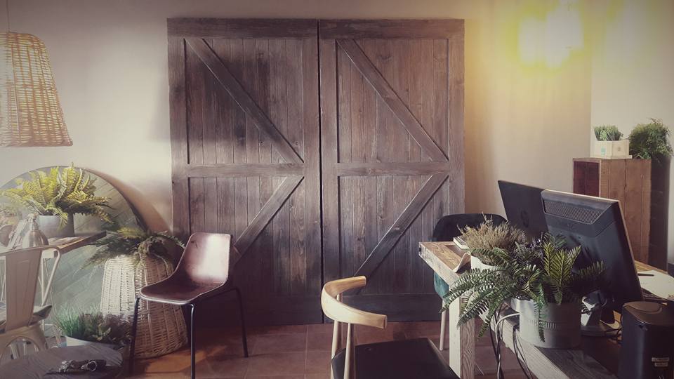 Puerta corredera rústica hecha de tablas de madera maciza, complet con  sistema de puerta corredera corredera. -  España