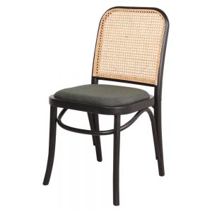 silla negra tapizada con respaldo de rejilla