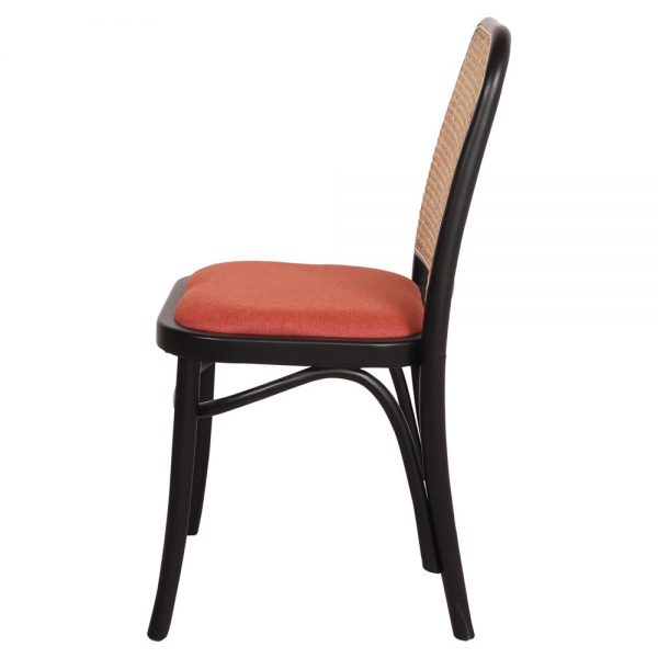 silla negra con asiento tela coral y respaldo enea