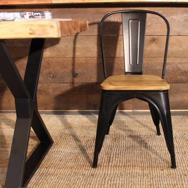 silla metálica y mesa de estilo industrial