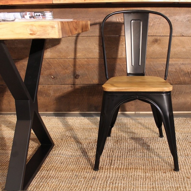 silla metálica y mesa de estilo industrial