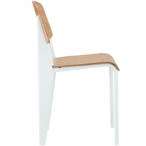 silla metálica blanca con asiento de madera
