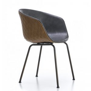 silla tapizada marrón y gris con patas negras