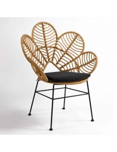 silla diseño flor rattan con cojin negro
