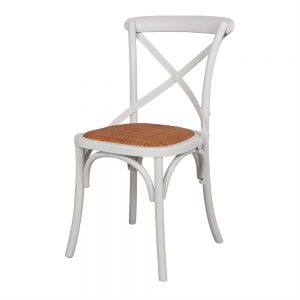 silla blanca de madera con asiento de rattan